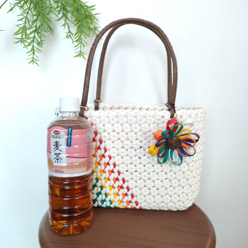 花編み　かごバック 花編みかごバッグM小花 白ベース×虹 クラフトバンド かごバッグ