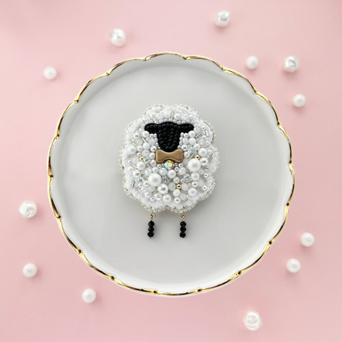 ビーズ刺繍 羊のブローチ ブローチ Zatto 通販 17962018｜Creema