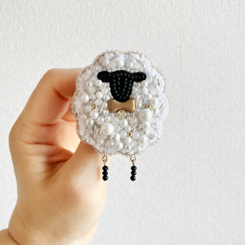 ビーズ刺繍 羊のブローチ ブローチ Zatto 通販 17962018｜Creema