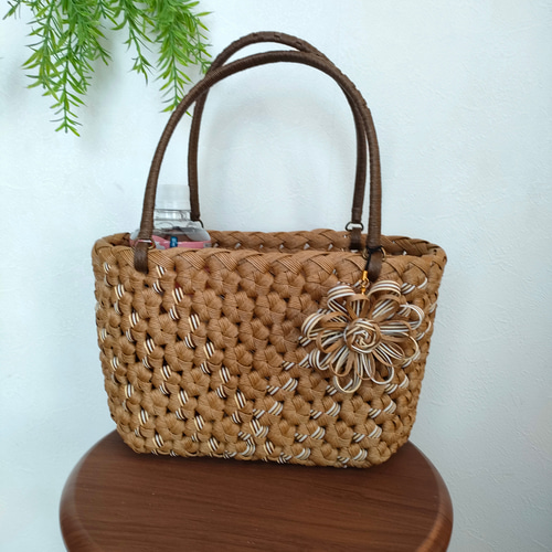 花編みかごバッグM 薄茶色柄入 クラフトバンド かごバッグ 野々