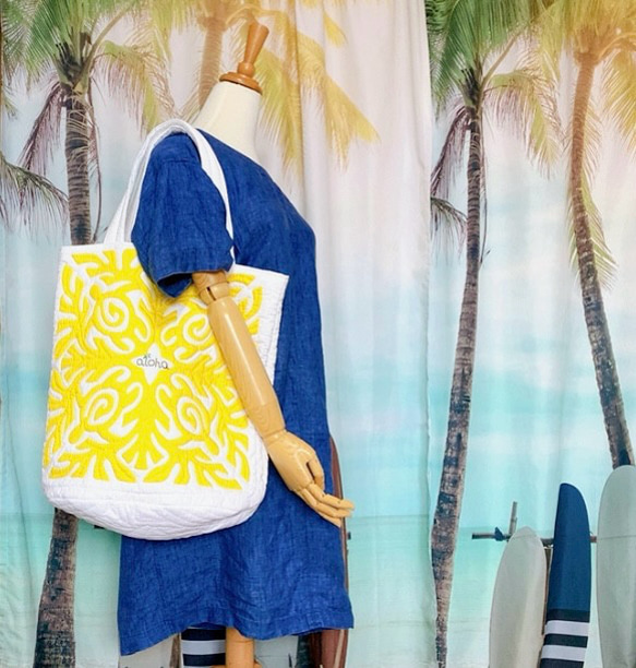 creema限定　一点物！！　手縫い！！ハワイアンキルトの黄色がかわいい大きめトートバッグ　ホヌ 
