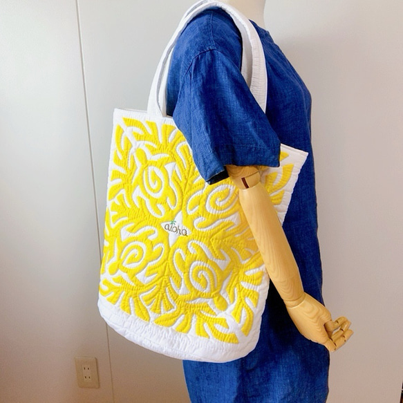 creema限定　一点物！！　手縫い！！ハワイアンキルトの黄色がかわいい大きめトートバッグ　ホヌ 