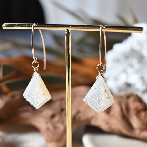 14kgfマザーオブパールリーフカービングピアス/ イヤリング 高品質》14kgf マザーオブパール リーフカービング ピアス／イヤリング