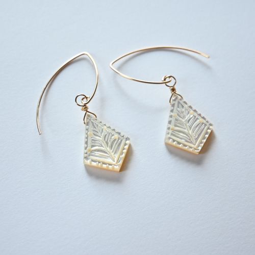 高品質》14kgf マザーオブパール リーフカービング ピアス／イヤリング