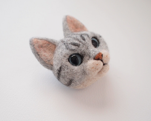 ねこ・羊毛フェルトブローチ・サバトラちゃん 羊毛フェルト チクチコ
