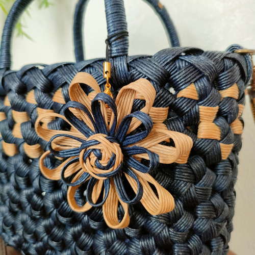 花編み斜めがけかごバッグS 紺柄入り クラフトバンド かごバッグ 野々