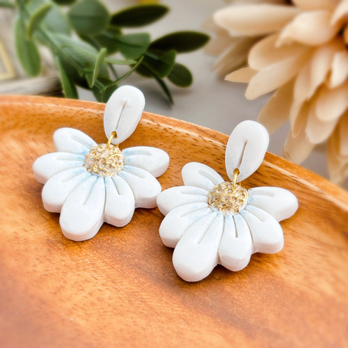 ポリマークレイ】フラワーピアス(ホワイト) ピアス（スタッド・一粒