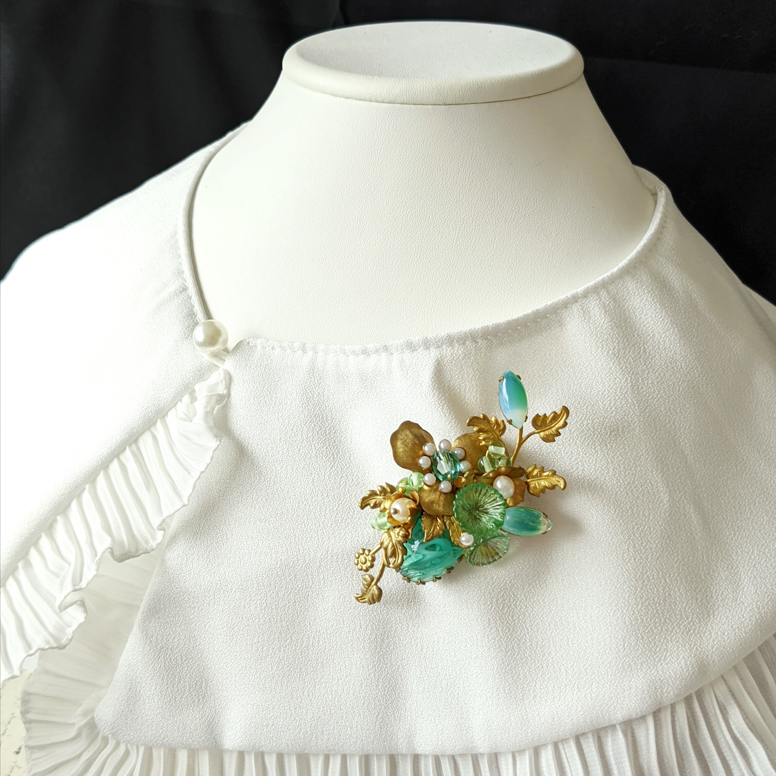 ｡:+*サマーグリーンの花束*+:｡　ヴィンテージカボションと真鍮フラワー、リーフのブローチ