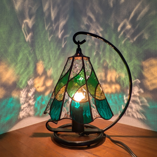 ステンドグラスのランプ グリーン スタンドライト・テーブルランプ