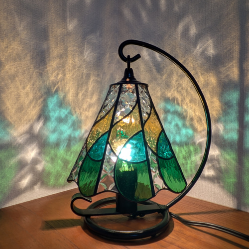 ステンドグラスのランプ イエローグリーン スタンドライト・テーブル
