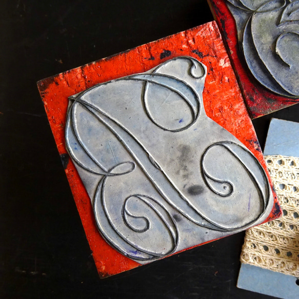 1900年初期 フランス 大判 木製 イニシャルスタンプ 刺繍図案 工藝 オブジェ 1枚目の画像
