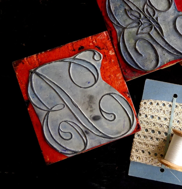 1900年初期 フランス 大判 木製 イニシャルスタンプ 刺繍図案 工藝 オブジェ 4枚目の画像