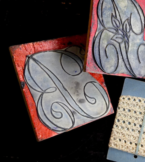 1900年初期 フランス 大判 木製 イニシャルスタンプ 刺繍図案 工藝 オブジェ 3枚目の画像