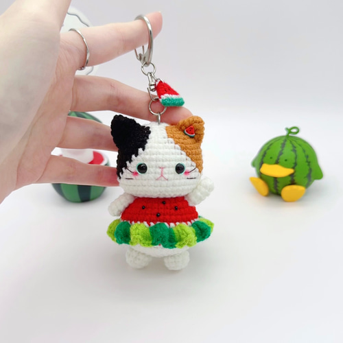 踊る猫ちゃん ハンドメイド あみぐるみ 三毛猫(スイカスカート) 猫