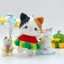 踊る猫ちゃん ハンドメイド あみぐるみ 三毛猫(スイカスカート) 猫