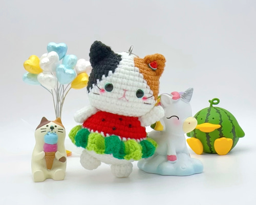 踊る猫ちゃん ハンドメイド あみぐるみ 三毛猫(スイカスカート) 猫