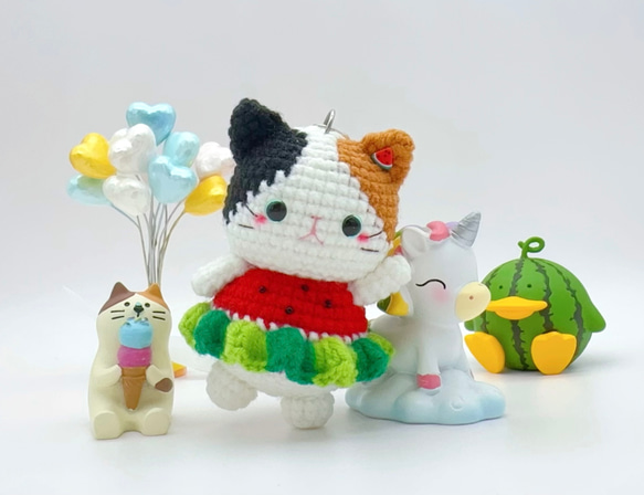 踊る猫ちゃん ハンドメイド あみぐるみ 三毛猫(スイカスカート) 猫