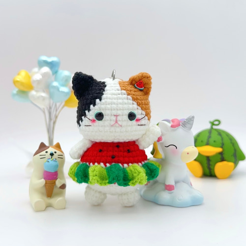 踊る猫ちゃん ハンドメイド あみぐるみ 三毛猫(スイカスカート) 猫