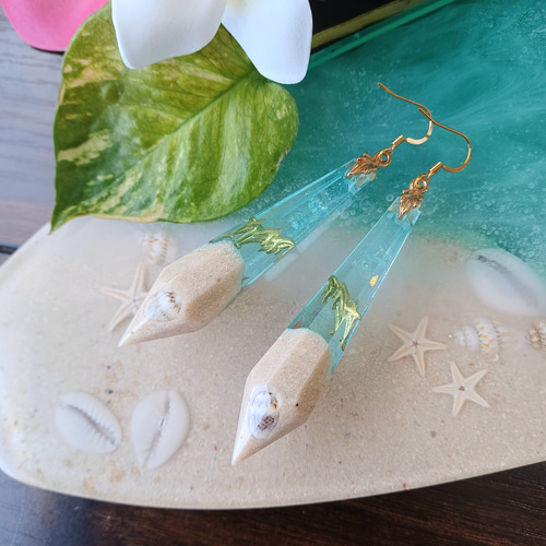 海の世界を表現したピアス❀.*・ﾟイルカ フラワー赤・黄色 レジン  