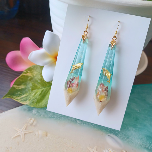 海の世界を表現したピアス❀.*・ﾟイルカ フラワー赤・黄色 レジン  