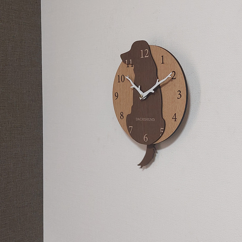 【期間限定値下げ】名入れ　しっぽ 振り子・はみ出し掛時計 トイプードル　黒 期間限定値下げ3000円引き】名入れ・文字入れ しっぽが振り子