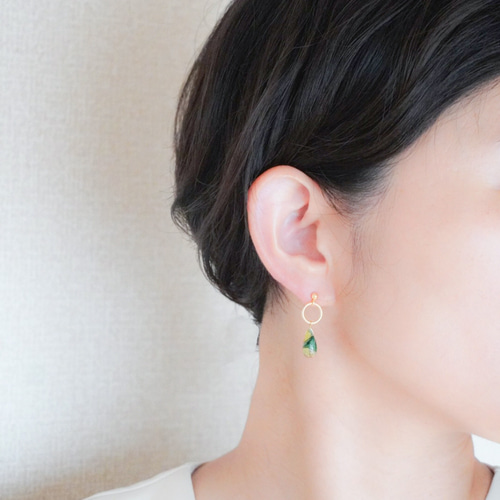 緑と黄色のピアスに見えるしずく型デザインイヤリング/ピアス