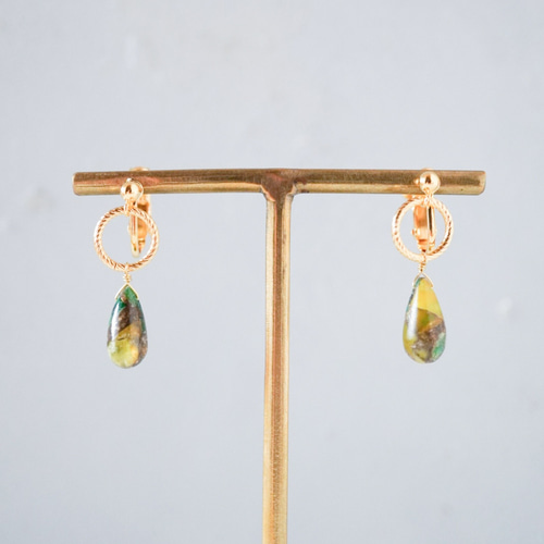 緑と黄色のピアスに見えるしずく型デザインイヤリング/ピアス