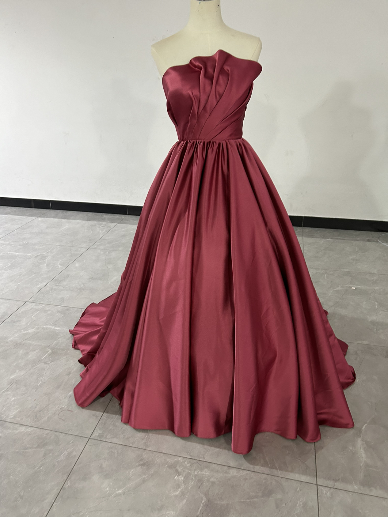 パーティードレス ビビッドピンク ベアトップ 滑らか 二次会 結婚式 ワンピース 可愛い