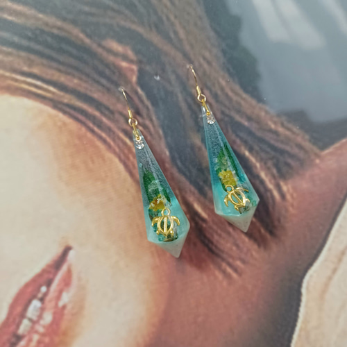 海の世界を表現したピアス❀.*・ﾟホヌ フラワー黄色・ブルーグリーン  