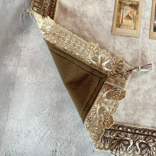 【数量限定】インド製ゴールド刺繍リボンのタロットクロス  レースデザイン 数量限定】インド製ゴールド刺繍リボンのタロットクロス レース