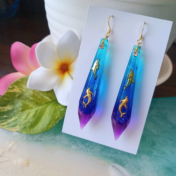 海の世界を表現したピアス❀.*・ﾟ2匹イルカ ブルーパープル レジン 