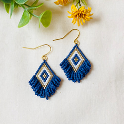 再販》ネイティブ柄 ビーズステッチ ひし形 ピアス／イヤリング／白×黒