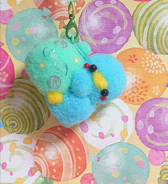 ポンポンプラカンマスコット♪ヨーヨー抱きつきペンギンちゃん～波柄 