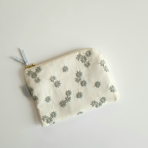 くすみカラー×デイジー刺繍のL字ファスナーポーチ/母子手帳