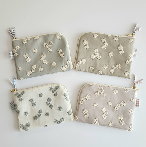 くすみカラー×デイジー刺繍のL字ファスナーポーチ/母子手帳ケース