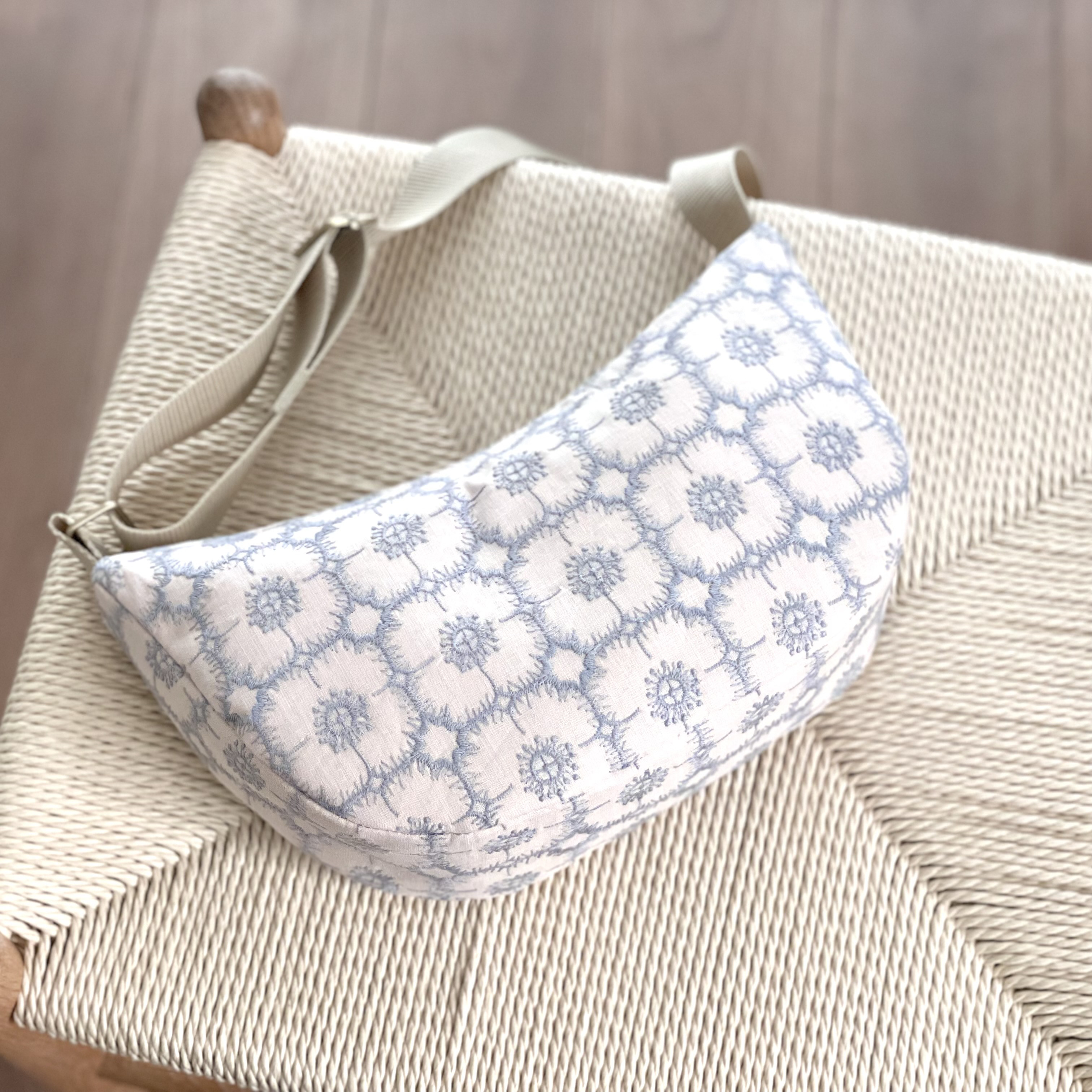 ⚮̈ミナペルホネン　からだにフィットするボディバッグ "Ｓ" anemone pink beige