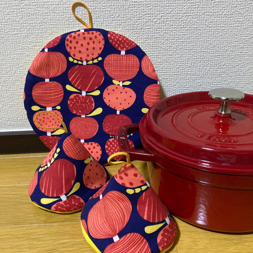 No.622三角鍋つかみ*ハンドメイド*ミトン*ストウブ&ル・クルーゼ 色濃く No.622三角鍋つかみ*ハンドメイド*ミトン*ストウブ&ル・クルーゼ 色濃く