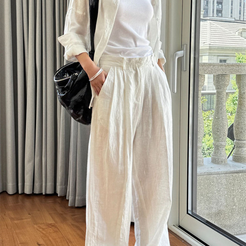 ホワイト/ベージュのオールドマネースタイルのリネンパンツ通勤ワイド