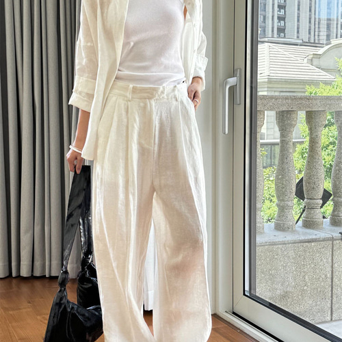 ホワイト/ベージュのオールドマネースタイルのリネンパンツ通勤ワイド