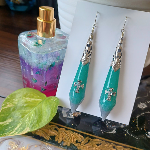 ペンデュラム形☪︎クロス 大ぶりピアス 黒刀剣☪︎エメラルドグリーン 