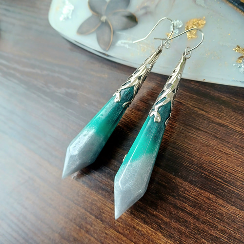 ペンデュラム形☪︎クロス 大ぶりピアス 黒刀剣☪︎エメラルドグリーン 