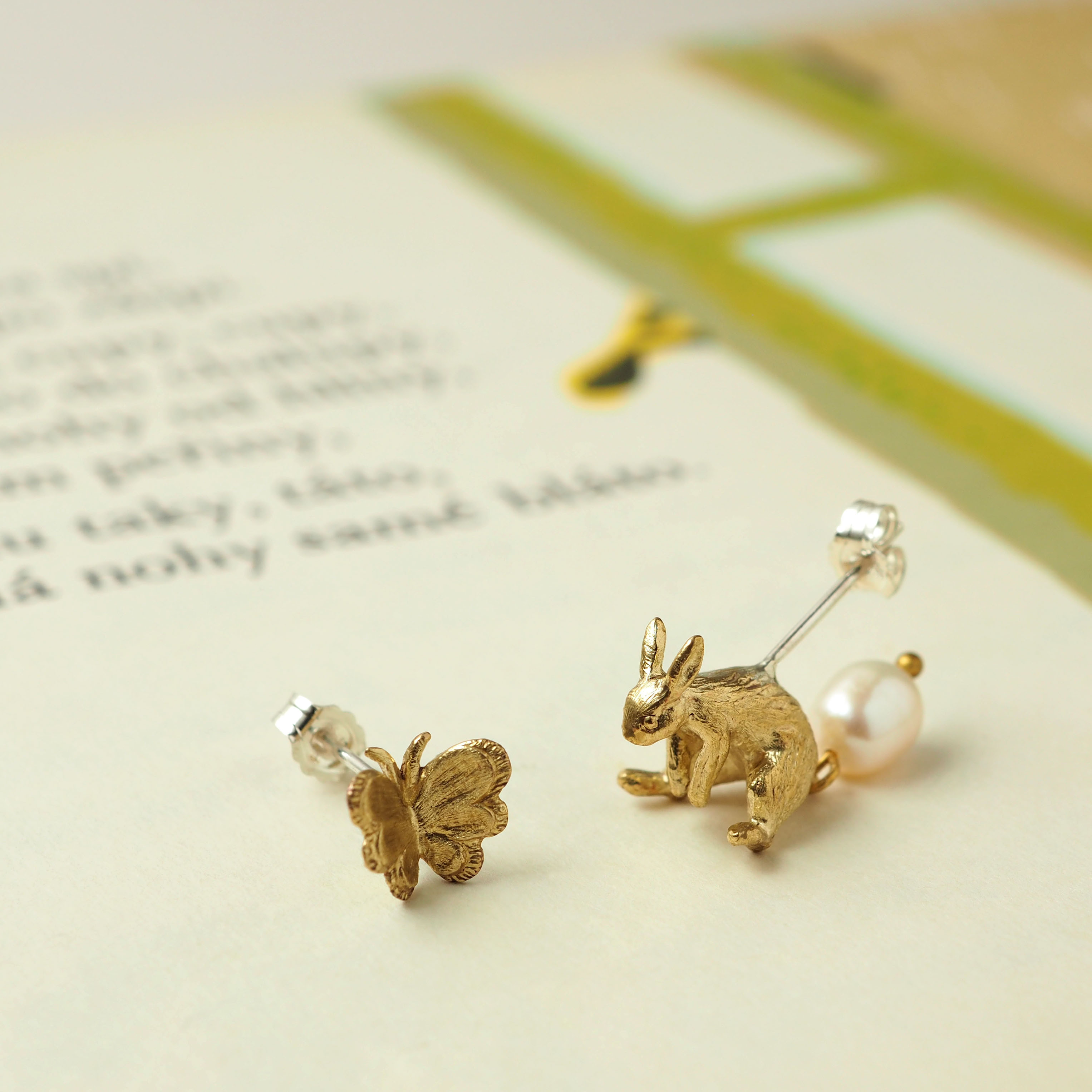 【冬のプレゼント企画開催中】パールのしっぽのうさぎとちょうちょのピアス（受注制作）