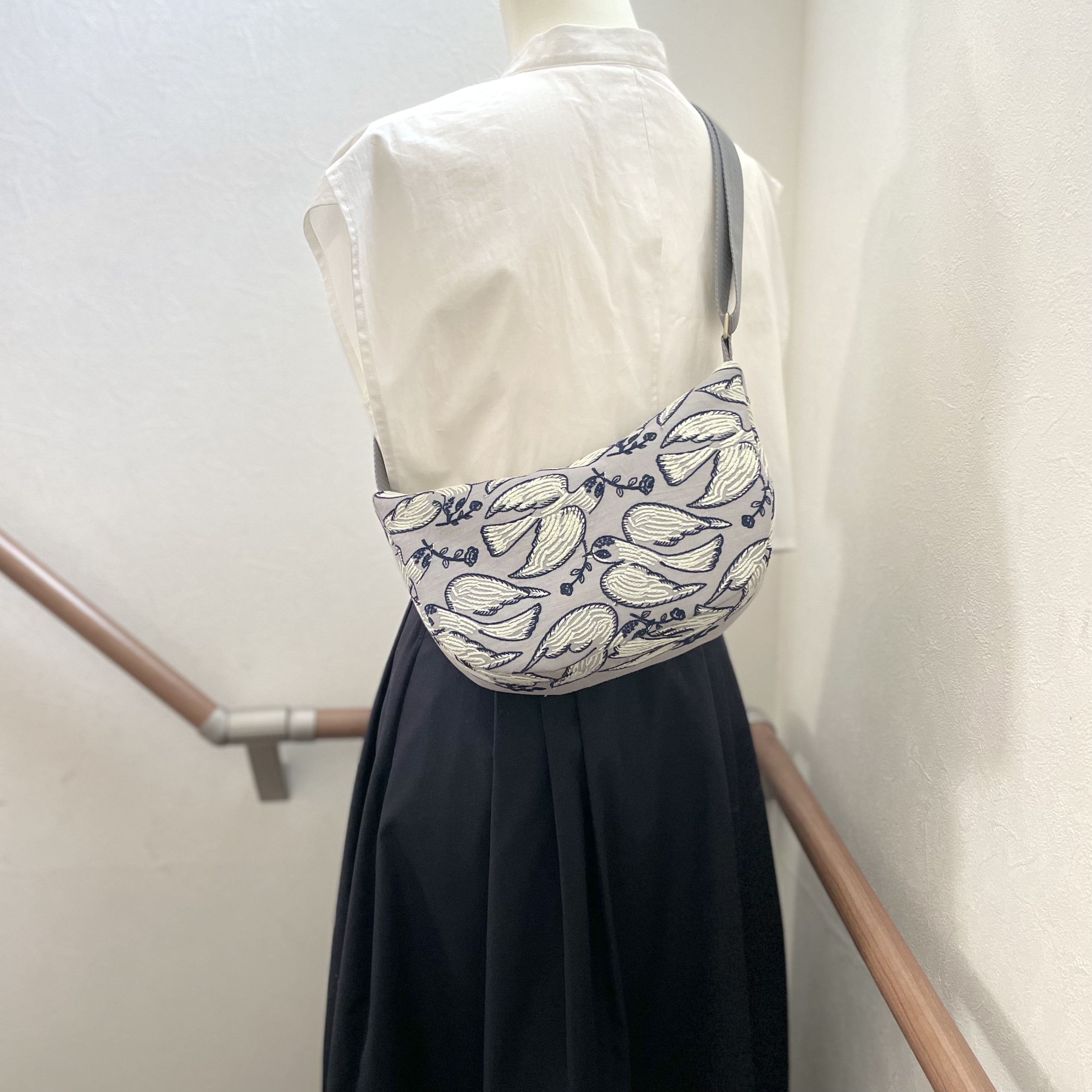 ⚮̈ミナペルホネン　からだにフィットするボディバッグ "Ｓ"   following day