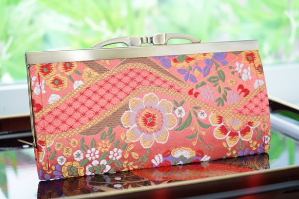 花とダイヤ柄の金襴織物で薄型長財布＊明るい色彩の和モダン＊サーモン