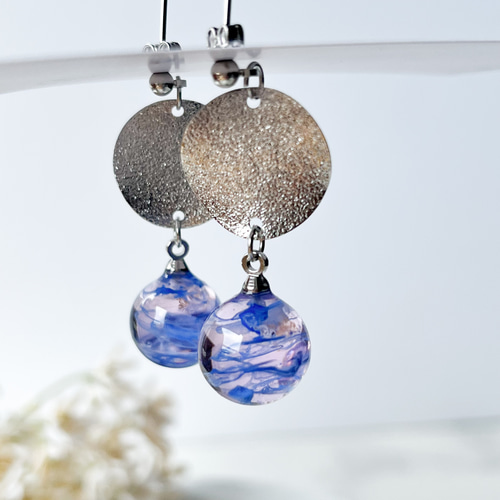 マーブル模様の球体レジンのシンプルピアス(薄ピンク×ブルー