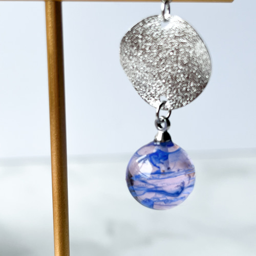 マーブル模様の球体レジンのシンプルピアス(薄ピンク×ブルー