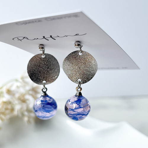 マーブル模様の球体レジンのシンプルピアス(薄ピンク×ブルー