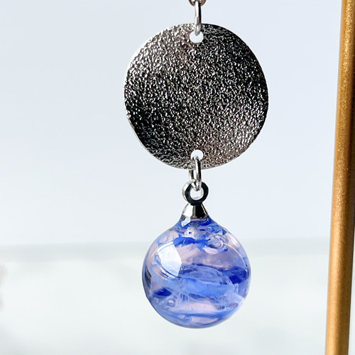ハンドメイド ☆ レジンピアス　ブルー マーブル レジンアート 雫のマーブルピアス〈ブルーオパール〉 ピアス