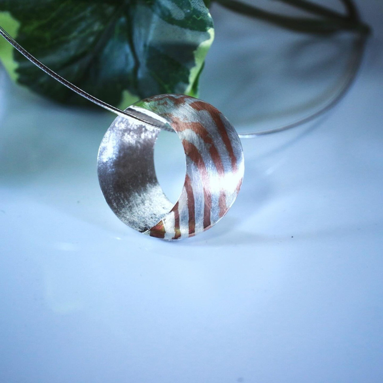 木目金　シルバーラウンドペンダント | 石彩-木目金・高級シルバーリング