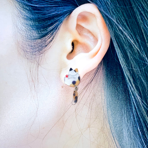 ニャンモナイト【しっぽが揺れる猫ピアス】 ピアス（スタッド